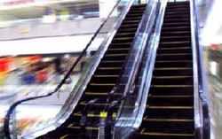 Bé trai bị thang cuốn sân bay Tân Sơn Nhất cứa gần đứt cổ tay