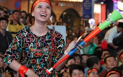 Nữ CĐV tưng bừng ăn mừng chiến thắng của đội tuyển Việt Nam