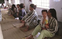 Đại biểu Quốc hội băn khoăn với quy định cho trẻ em theo bố vào trại giam