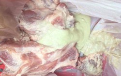 Phụ huynh “tá hỏa” vì thịt có mủ, rau thối ngang nhiên vào trường học