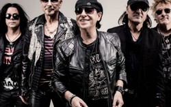 Scorpions chuyển 45 thùng đồ tới Việt Nam, sẵn sàng cháy với 'Gió mùa'