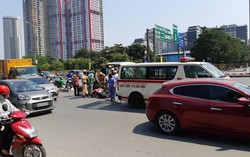 Hà Nội: Va chạm với xe máy "kẹp" 3, cô gái trẻ nguy kịch