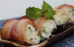 Lạ miệng thịt xông khói cuộn cơm