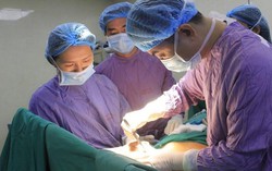 Đắp thuốc Nam điều trị bệnh trĩ, nữ bệnh nhân bị hoại tử hậu môn