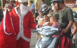 6 năm bỏ tiền túi phát quà cho trẻ dịp Noel