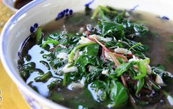 Tận hưởng nồi canh rau tập tàng - món quà của đất