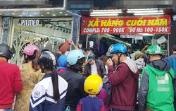 Cận Tết, người Hà Nội nô nức đi mua quần áo, giày dép giảm giá 'sập sàn'