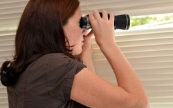 Vợ thích 'nhòm' sang hàng xóm