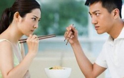 Vợ góp ý chuyện "học ăn" chồng ném đũa dỗi dằn