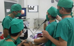Ăn hồng giòn, bé 18 tháng tuổi nguy kịch