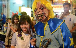 'Biển' người ở phố đi bộ Bùi Viện trong đêm Halloween