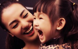 Hồng Quế đưa con gái đi cổ vũ khi làm vedette cho NTK Hà Duy