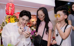 Noo Phước Thịnh toát mồ hôi trong ‘vòng vây’ của fan nhí
