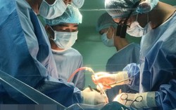 Cắt túi mật chứa gần 20 viên sỏi cho cụ bà 78 tuổi