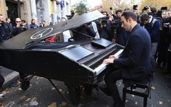 Chơi piano tại hiện trường khủng bố Paris