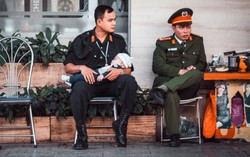 Xúc động với bức ảnh chiến sĩ Cảnh sát bế em bé say giấc 