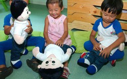 Cha mẹ giật mình thấy con tuổi mầm non 'diễn lại trò người lớn'