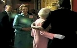 Bà Michelle Obama tiết lộ vụ hứng 'gạch đá' dữ dội khi đặt tay lên vai Nữ hoàng Anh