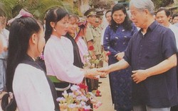 Hình ảnh nguyên Tổng Bí thư Đỗ Mười với các tầng lớp nhân dân