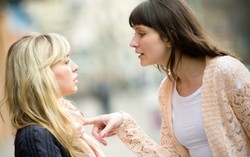 Biết chị gái trộm tiền, góp ý thế nào để không mất thể diện