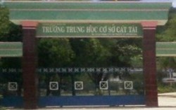 Trò nhắc bạn im lặng bị thầy đổ nước vào miệng
