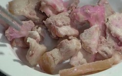 Hoang mang vì thịt heo luộc để qua đêm chuyển màu hồng