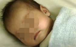 Hai chị em trú mưa phát hiện bé trai bị bỏ rơi kiến bâu đầy