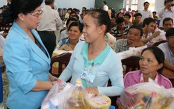 Nhiều doanh nghiệp, địa phương chăm lo Tết cho nữ công nhân