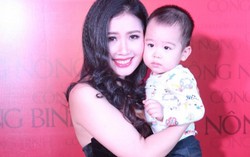 Sao Mai Trần Hồng Nhung vừa ôm con vừa thu âm đĩa