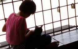 Bé gái 11 tuổi tố bị cha và ông nội xâm hại tình dục nhiều lần