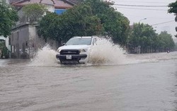 Mưa lớn kéo dài, thành phố Vinh ngập trong... biển nước