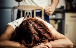 Chồng đánh vợ vỡ nhãn cầu, suýt bị mù
