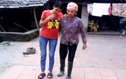 Người vợ bị chém đứt gân 'chập chững' tập bước