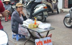 Vỉa hè TPHCM tái diễn cảnh xô bồ, lộn xộn
