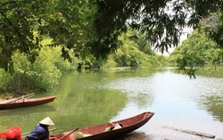 Sau nhà có một dòng sông