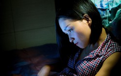 Cô gái viết bằng 1 ngón tay tặng sách cho các trại giam