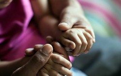 Cho mặc hở hang vô tình đẩy con vào vòng nguy hiểm