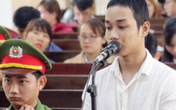 Bị nhắc nhở vì hát karaoke quá to, chồng tưới xăng đốt vợ