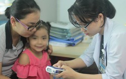 Mẹ lo sợ vì suốt 2 năm con gái không tăng được tí nào chiều cao