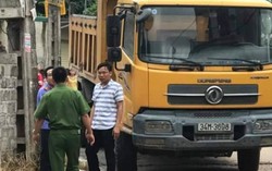 Xe tải rẽ thiếu quan sát cán chết cháu bé 18 tháng chơi trên vỉa hè