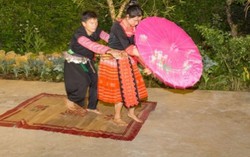 Đôi vợ chồng múa khèn 'Hẹn hò'