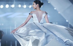 Hoàng Thùy, Lan Khuê, BB Trần... cháy hết mình ở "đại tiệc" thời trang