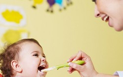 Khi nào cho trẻ sinh non ăn dặm?