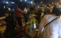 Mẹ trẻ ôm 2 con nhảy cầu tự tử, bé lớn may mắn thoát được ra ngoài