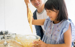 Nhìn con gái phổng phao quấn quít cha dượng, mẹ mừng ít lo nhiều