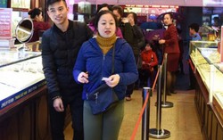 Chị em đội mưa xếp hàng mua vàng ngày Thần Tài 