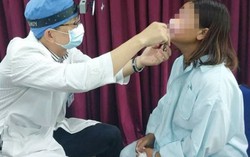 Đang đứng trước nhà, người phụ nữ bị đạn ‘bay lạc’ vào mắt