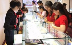 Giá vàng nhảy vọt, tăng 100.000 đồng mỗi lượng