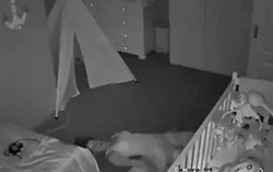 Trườn như du kích vì không muốn con thức giấc