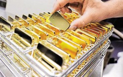 Giá vàng giảm mạnh xuống mức thấp nhất trong vòng 1 năm qua
